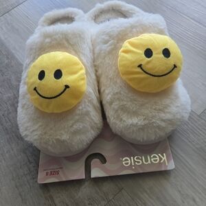Kensie Cream Slippers with Yellow Smileyiz Size 8